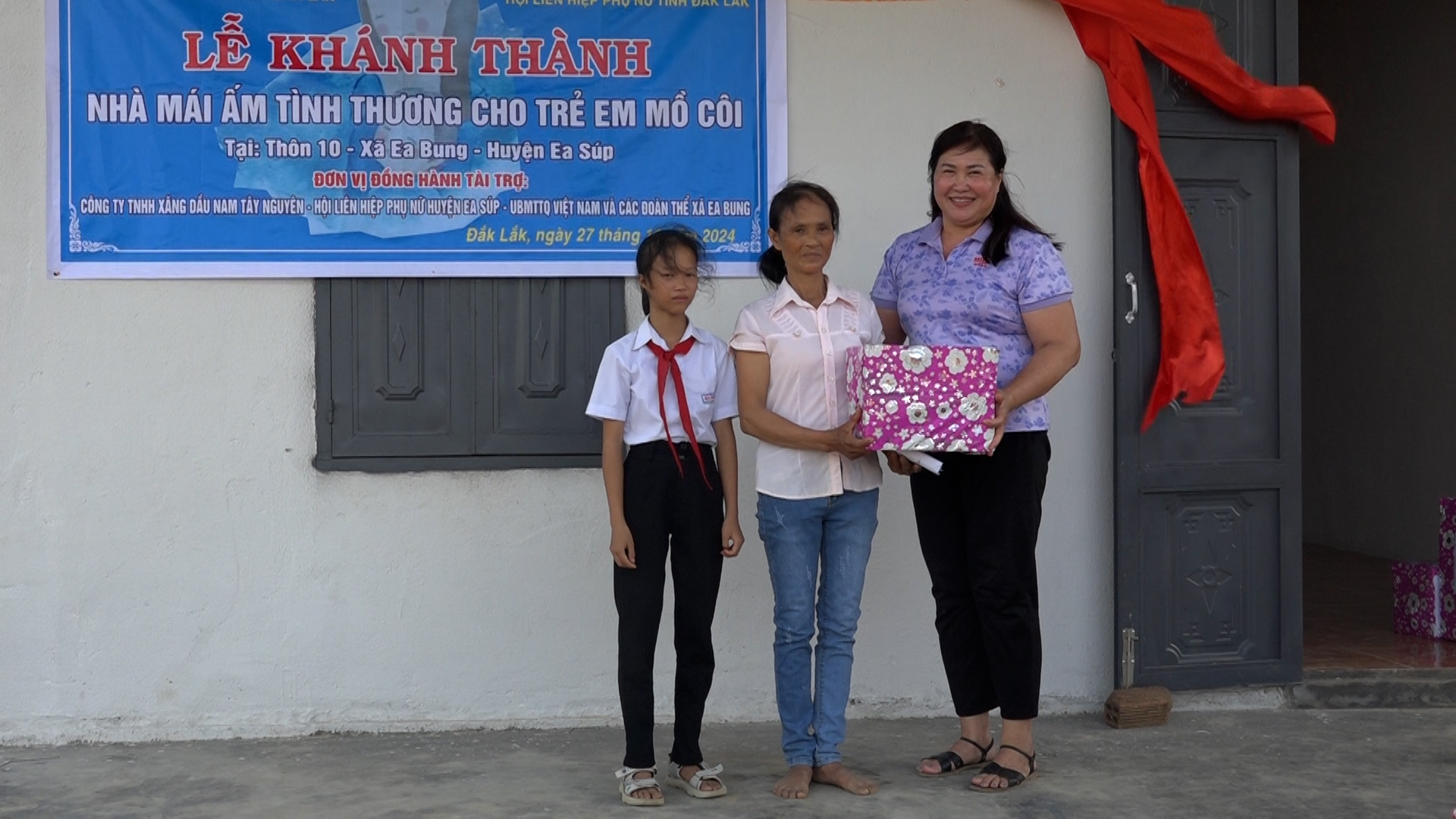 hoi LHPN huyện trao quà cho gia.dinh